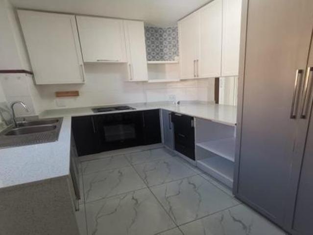 2 Bedroom Apartment in Die Hoewes