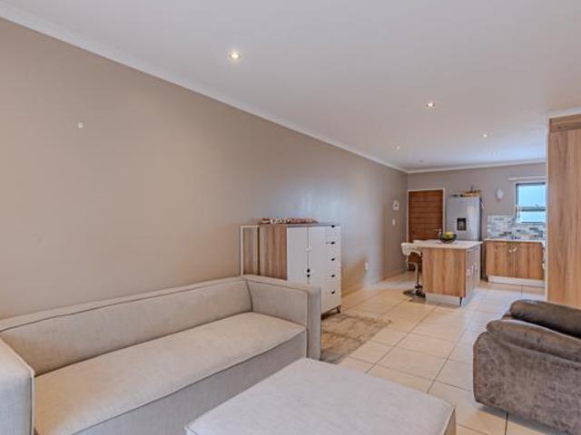 2 Bedroom Apartment in Die Hoewes
