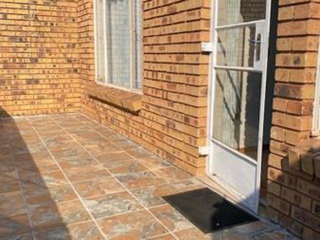 2 Bedroom Apartment in Die Hoewes