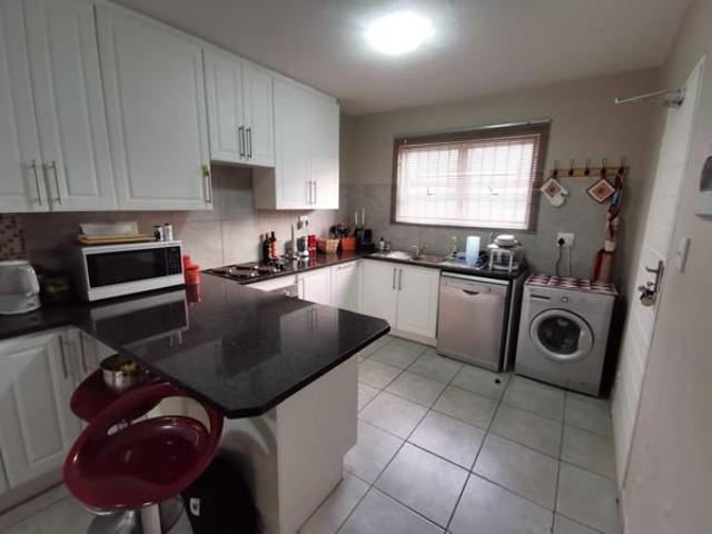 2 Bedroom Apartment in Die Hoewes