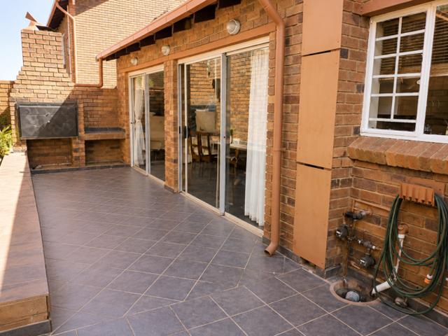 2 Bedroom Apartment in Die Hoewes