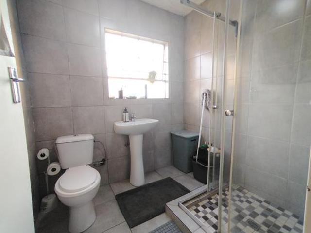 2 Bedroom Apartment in Die Hoewes