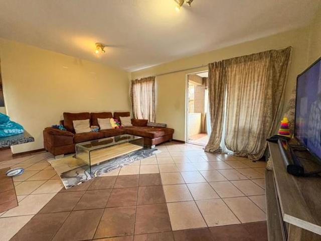 2 Bedroom Apartment in Die Hoewes