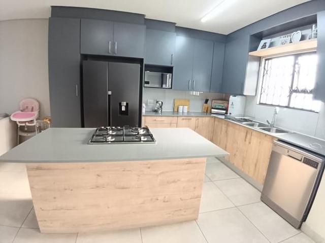 2 Bedroom Apartment in Die Hoewes