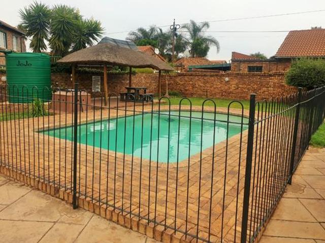 2 Bedroom Apartment in Die Hoewes