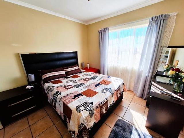 2 Bedroom Apartment in Die Hoewes