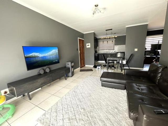 2 Bedroom Apartment in Die Hoewes