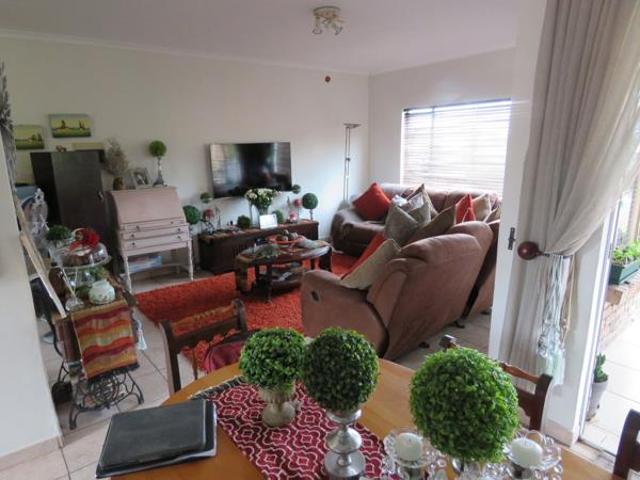 2 Bedroom Apartment in Die Hoewes