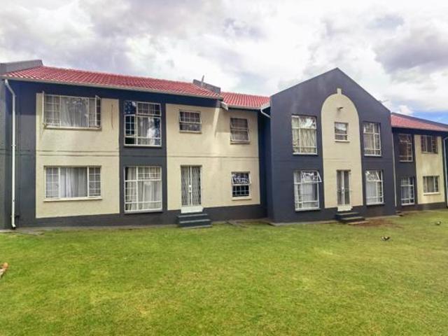 2 Bedroom Apartment in Die Hoewes