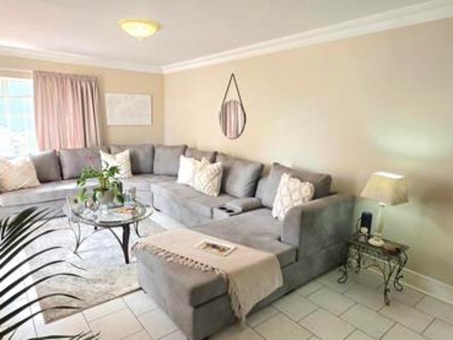 2 Bedroom Apartment in Die Hoewes