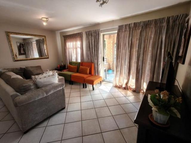 2 Bedroom Apartment in Die Hoewes