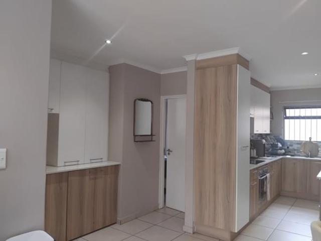 2 Bedroom Apartment in Die Hoewes