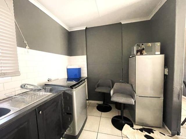 2 Bedroom Apartment in Die Hoewes