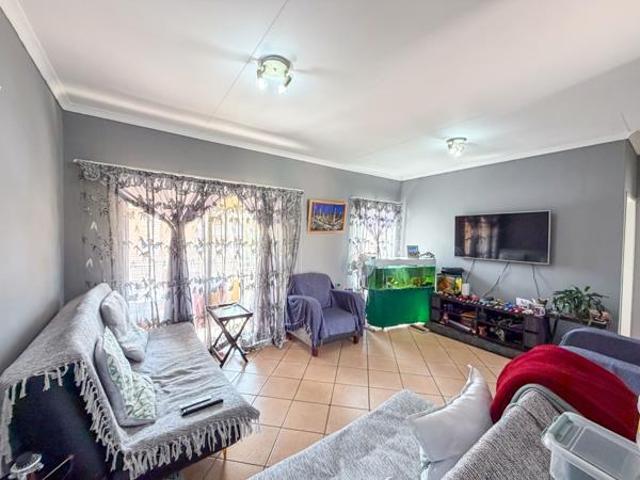 2 Bedroom Apartment in Die Hoewes