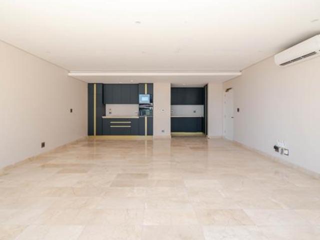 2 Bedroom Apartment in Foreshore