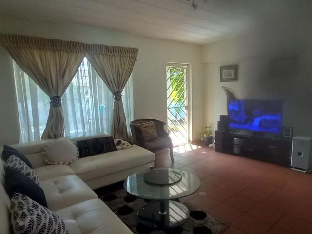 2 Bedroom Apartment in Glen Marais