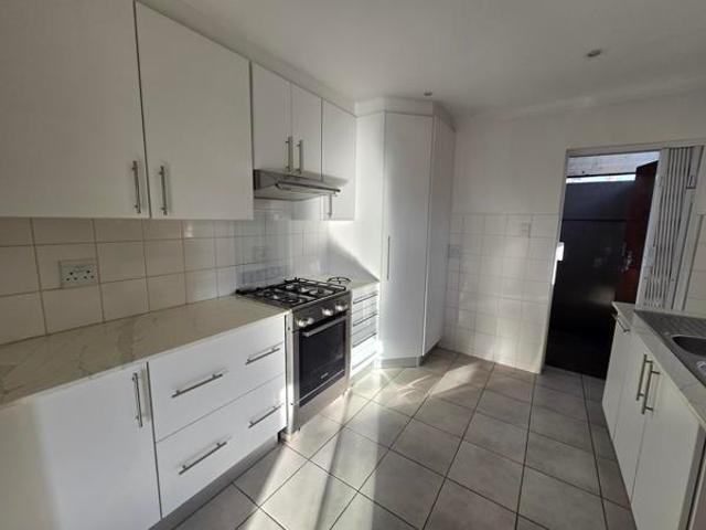 2 Bedroom Apartment in Glen Marais