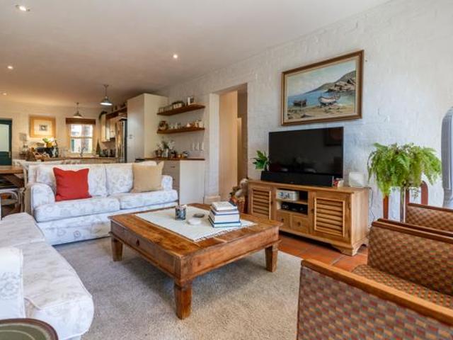 2 Bedroom Apartment in Hout Bay Central