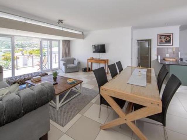 2 Bedroom Apartment in Hout Bay Central