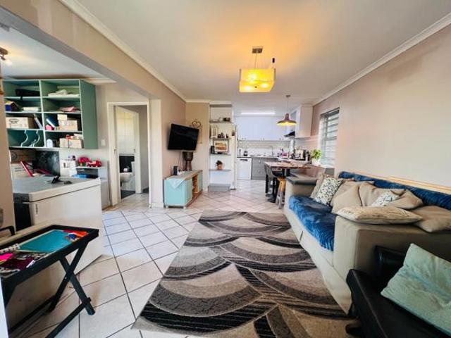 2 Bedroom Apartment in Parow Central