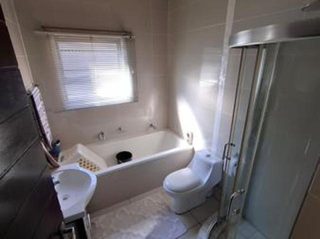2 Bedroom Apartment in Ravenswood