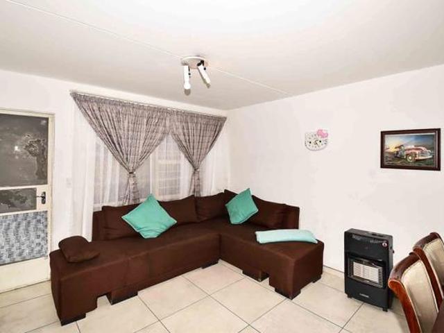 2 Bedroom Apartment in Roodekrans