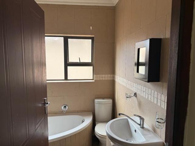 2 Bedroom Apartment in Roodepoort Central
