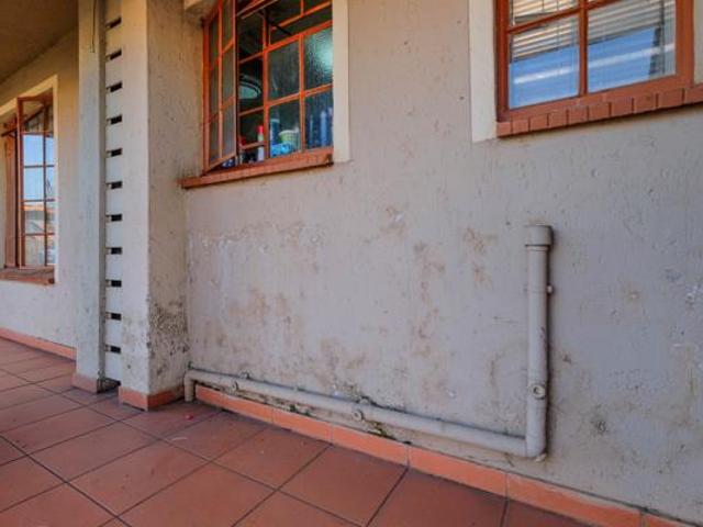 2 Bedroom Apartment in Roodepoort West