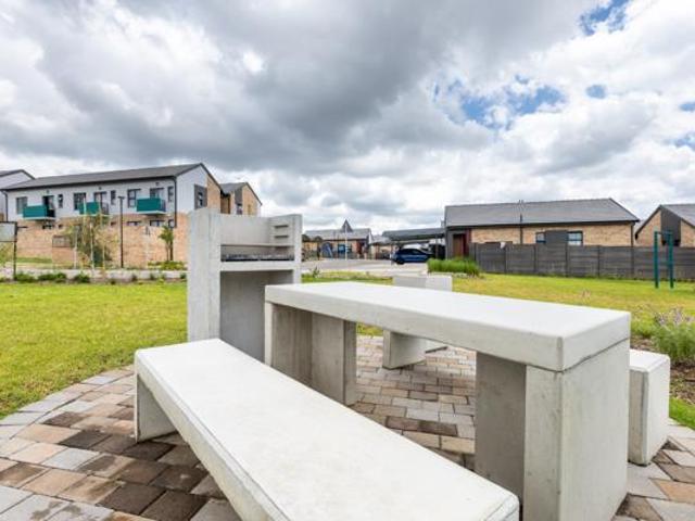 2 Bedroom Apartment in Rooihuiskraal North