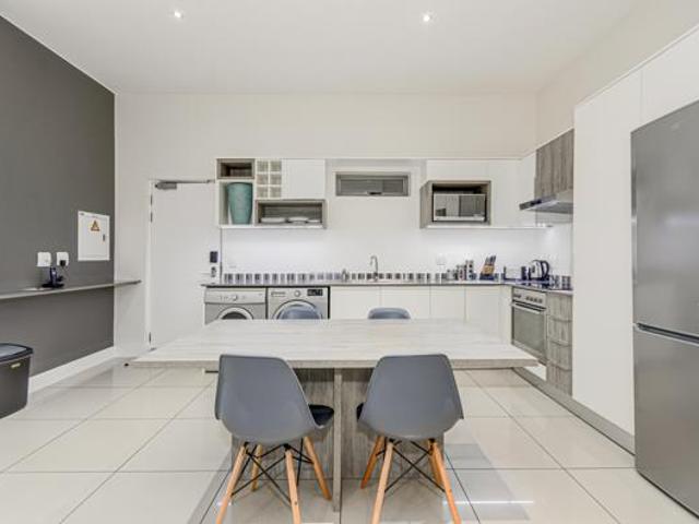 2 Bedroom Apartment in Rosebank