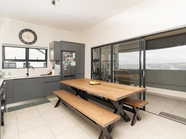 2 Bedroom Apartment in Somerset West Central