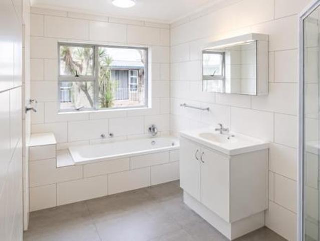 2 Bedroom Apartment in Table View