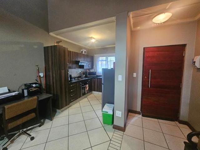 2 Bedroom Apartment in Waterkloof East