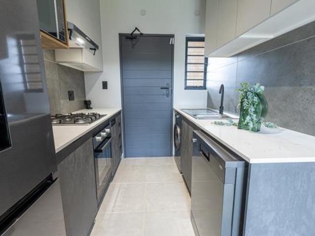 2 Bedroom Apartment in Waterkloof Ridge