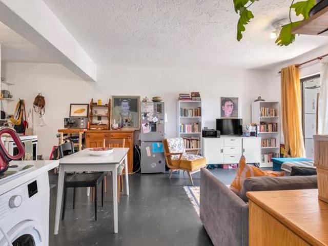 2 Bedroom Apartment in Westdene