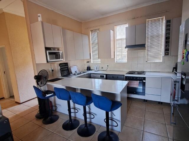 2 Bedroom Apartment Rented in Laser Park