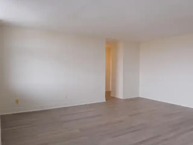 2 Bedroom Apartment Richmond Hill ON 104841037
