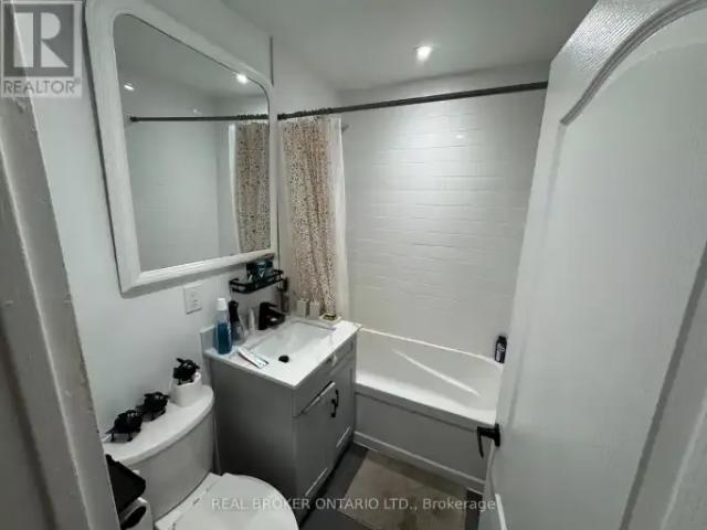 2 Bedroom Apartment Richmond Hill ON LS102204258
