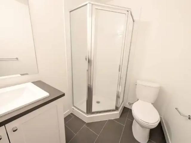 2 Bedroom Apartment Surrey BC 100444325