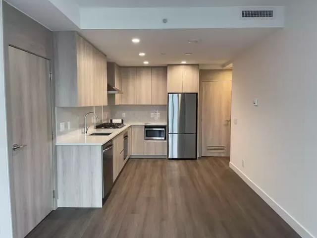 2 Bedroom Apartment Surrey BC 102883125