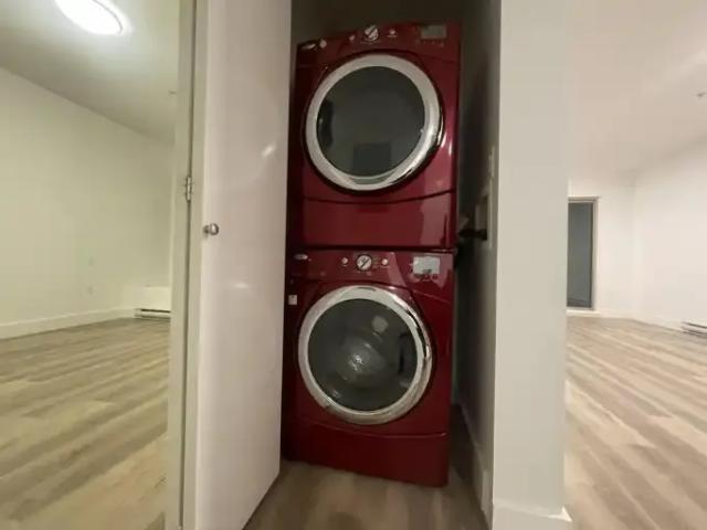 2 Bedroom Apartment Surrey BC 102243207