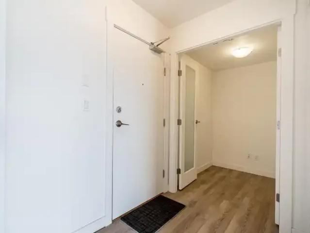 2 Bedroom Apartment Surrey BC 102272565