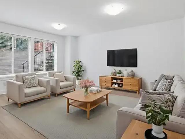 2 Bedroom Apartment Surrey BC 102339072