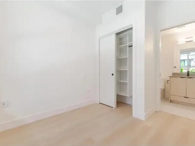 2 Bedroom Apartment Surrey BC LS102883689