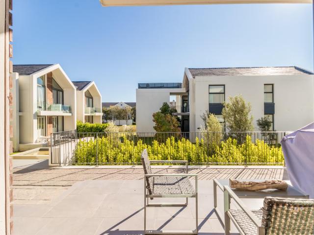 2 Bedroom Apartment To Let in Val de Vie Estate