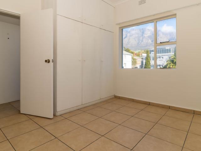 2 Bedroom Apartment To Let in Zonnebloem