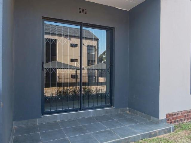 2 Bedroom Apartment To Let in Athlone Park