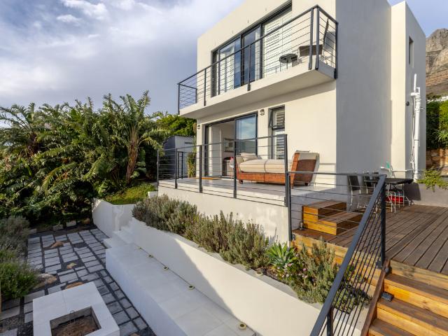 2 Bedroom Apartment To Let in Camps Bay