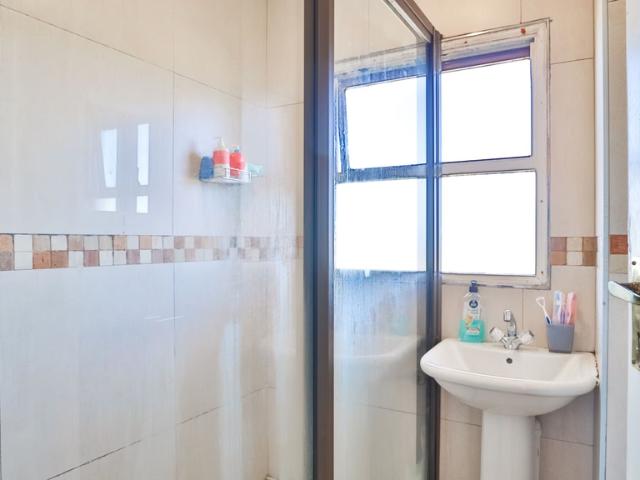 2 Bedroom Apartment To Let in Claremont