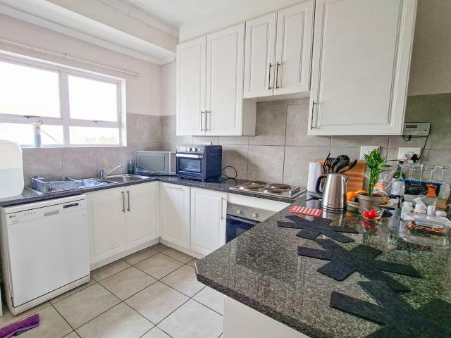 2 Bedroom Apartment To Let in Die Hoewes